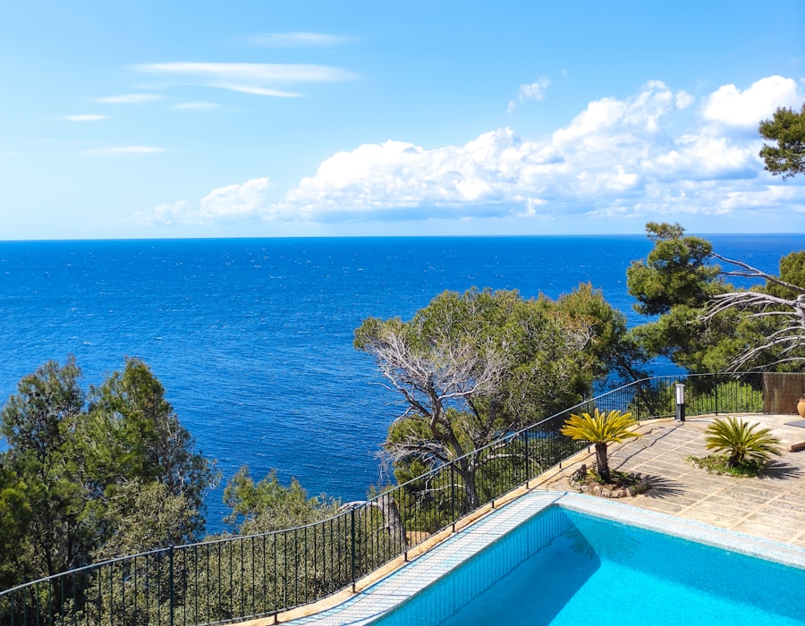 Una villa con piscina al aire libre mostrada en el sitio de huésped generado